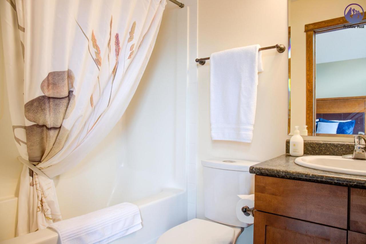 Fire Mountain Two Bedroom Condo キャンモア エクステリア 写真